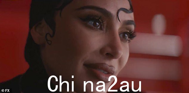 艾玛后来告诉金她是一个“怪物”。卡戴珊 (Kardashian) 是来吓人的。“哦,不,宝贝,我太糟糕了,”金说,她穿着带有黑色角的沉睡魔咒风格的服装,同时身体前倾,等待着她的大反派时刻,这非常令人信服” class=