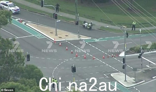 周四凌晨 5.15 左右,一名 70 多岁的男子在布里斯班彻姆赛德的 Kittyhawk Drive 和 Murphy Road 被一辆神秘汽车撞倒后死亡