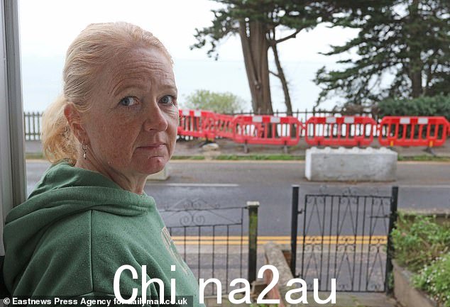 Julia Smith,53 岁,正在考虑出售她在 Cliff Parade 的房产,但表示在目前情况下“完全不可能”