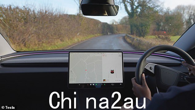 特斯拉 Model 3 方向盘后面没有仪表盘。这意味着驾驶员需要查看平板电脑式的大屏幕才能看到行驶速度