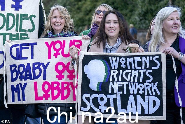 Women Won't Wheesht 运动团体成员在爱丁堡苏格兰政府大楼圣安德鲁斯大厦外抗议,要求苏格兰女子监狱中不得关押男性。图为 2024 年 2 月 16 日