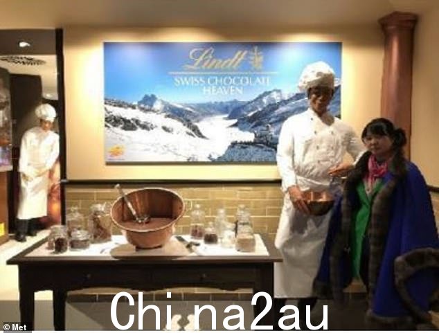 文在苏黎世瑞士莲店摆姿势在她的一次欧洲之旅中。她声称这是为珠宝生意购买商品,并制作钻石和手表的收据