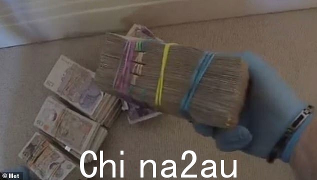 警方在与简文有关的搜查过程中发现了成堆的现金。她现在面临被送进监狱的危险