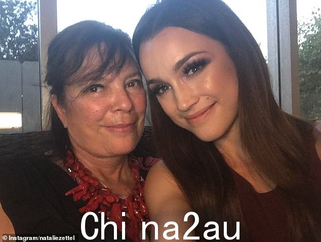 詹纳的侄女娜塔莉·埃泽特尔周三向她的母亲表达了深切的敬意;人们看到娜塔莉在去世前与凯伦在一起