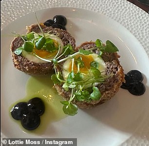 Lottie 分享了她与家人一起享受春天的美味午餐的幕后花絮