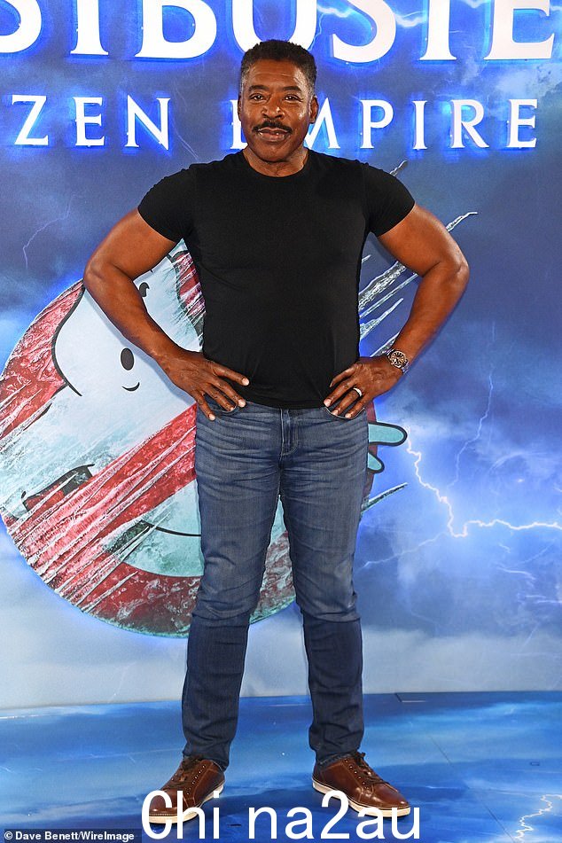 Ernie Hudson,他出现在 1984 年的原版电影中,并在《冰雪帝国》中饰演温斯顿·泽德莫尔,他穿着黑色 T 恤和牛仔裤