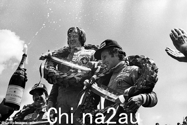 Clay Regazzoni(左)、Ronnie Peterson(右)和 Niki Lauda 在 1974 年法国大奖赛上