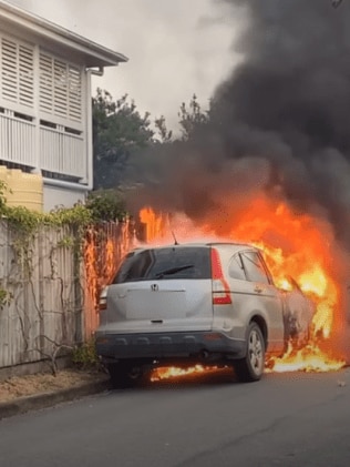 这辆车在沃德尔高地郊区被点燃，邻近切姆赛德肇事逃逸现场。图片：提供给快递邮件