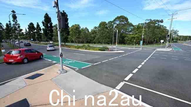 布里斯班 Chermside 的 Kittyhawk Dr 和 Murphy Rd 拐角处，一名老人在撞车后死亡-run. 图片：Lyndon Mechielsen/Courier Mail