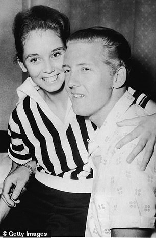 音乐家杰瑞·李·刘易斯 (Jerry Lee Lewis) 因《大火球》而闻名,他的表弟迈拉·盖尔·刘易斯·威廉姆斯 (Myra Gale Lewis Williams) 年仅 13 岁,而他当时 22 岁,这引起了争议” class=