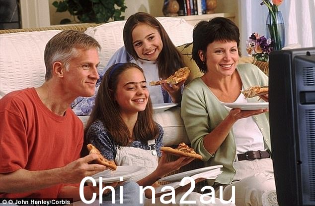 坐在沙发上与家人一起观看黄金时段电视剧或经典电影几十年来一直是英国人珍视的传统(库存图片)