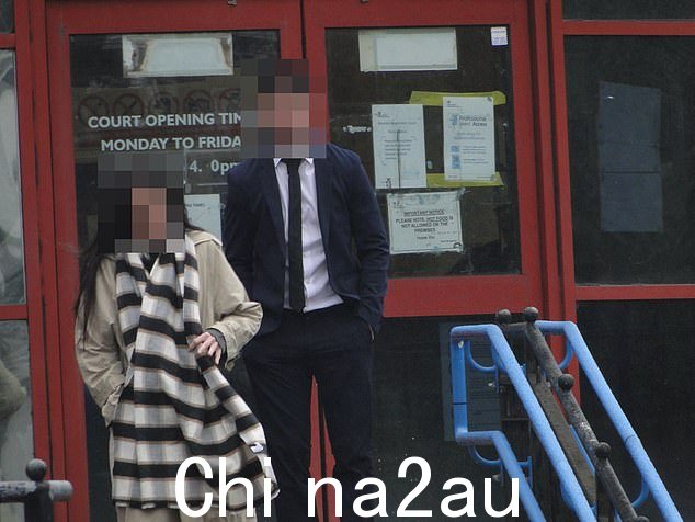 父亲和他的新女友都在法庭上参加了他认罪的听证会