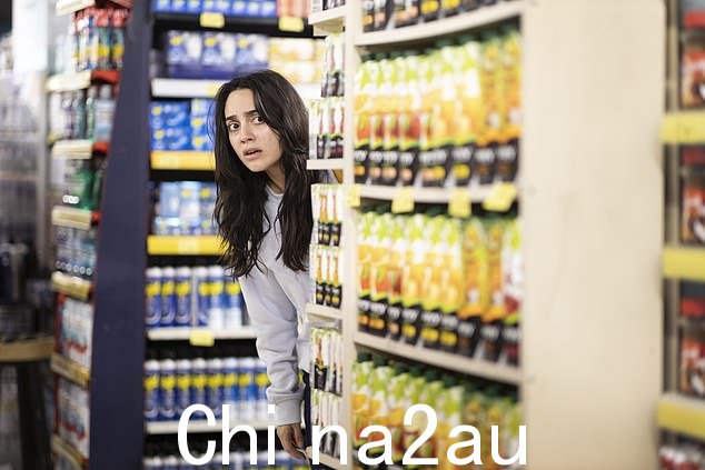 在 Maryam Keshavarz 的部分自传体电影中,莱拉 (Layla Mohammadi) 是一位双性恋编剧,她的父母和八个兄弟离开革命后的伊朗后在新泽西长大