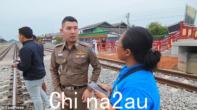 警方赶到现场,在站台侧面和碎石上发现干涸的血迹