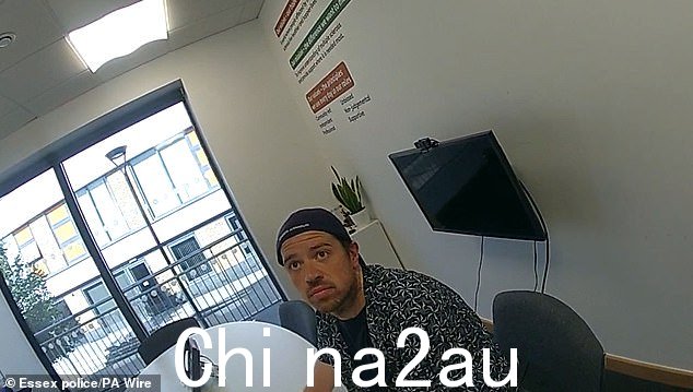 埃塞克斯警方从 Luke D'Wit 的逮捕视频中抓取的未注明日期的视频片段