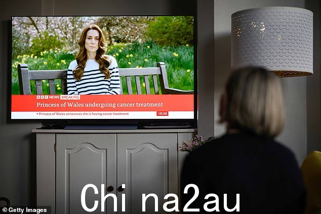 一位女士在 BBC 新闻中观看威尔士王妃宣布她患有癌症。据了解,BBC 工作室没有对录音进行任何编辑,没有对消息进行编辑,也没有参与完成的电影的制作distribution