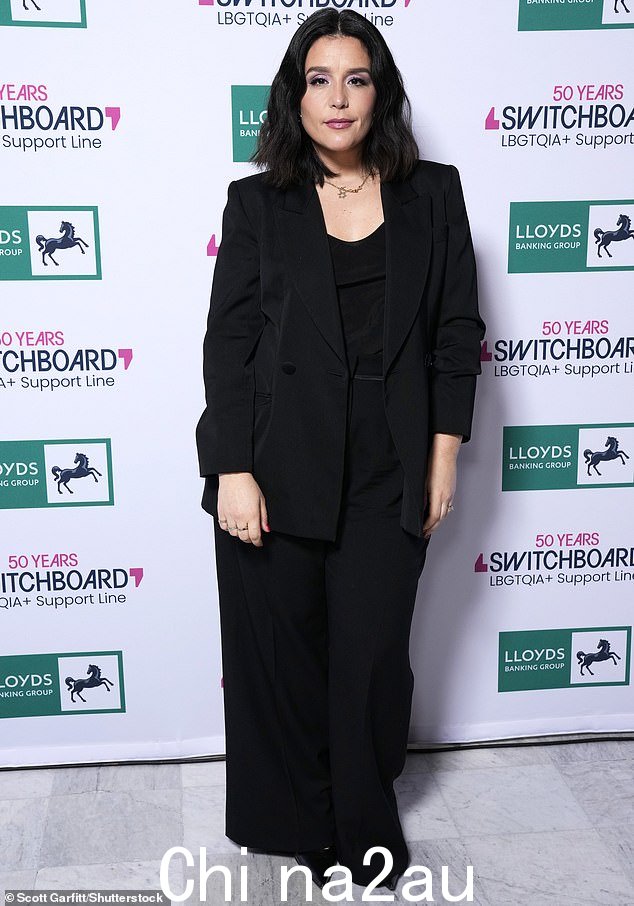 歌手 Jessie Ware 也穿了黑色,选择了阔腿套装搭配闪亮尖头黑色高跟鞋
