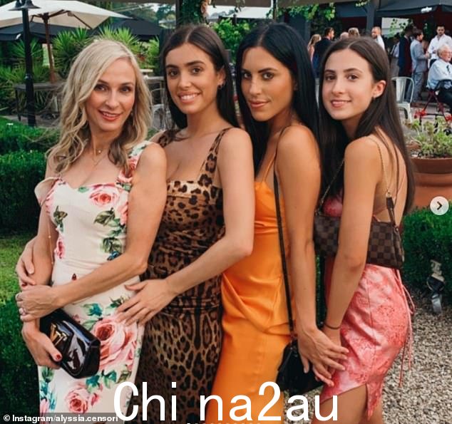 Bianca(左二)与她的母亲 Alexandra 合影,右二是 Bianca 的妹妹 Alyssia,最右边是 Bianca 的另一个妹妹 Angelina