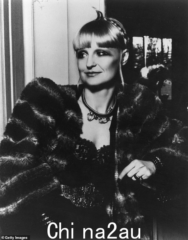 英国时装设计师兼 Biba 精品店老板 Barbara Hulanicki,照片中她在 1970 年代名声鼎盛