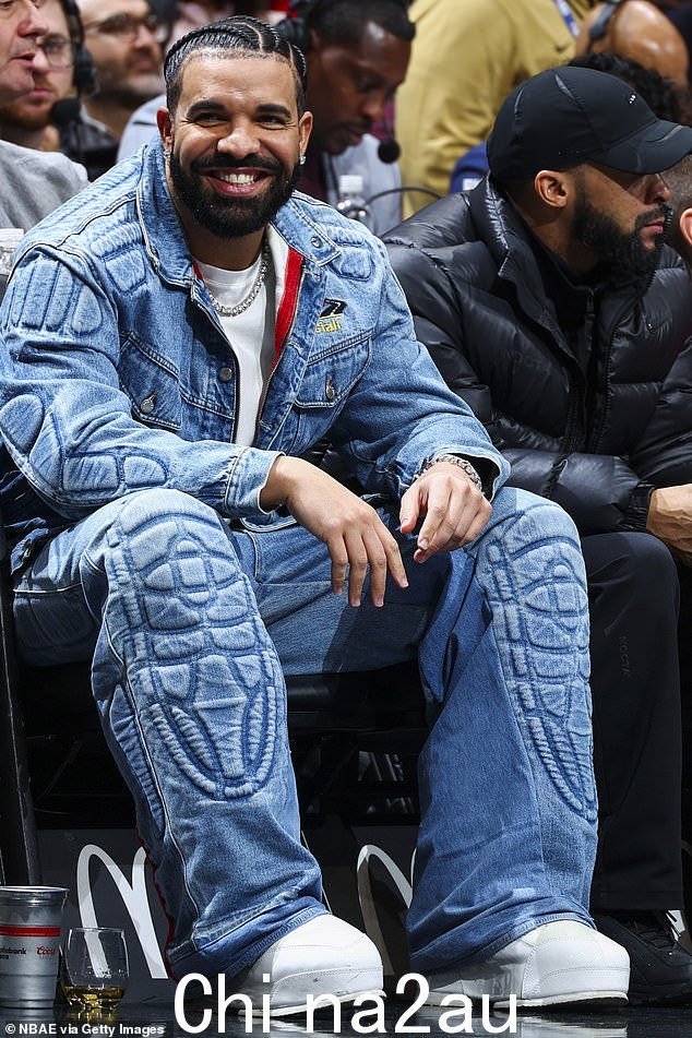 Drake、Kendrick Lamar 和 J. Cole 被称为说唱三巨头,Kendrick 声称:“三巨头,n***a,就是我”(Drake 摄于 2023 年 11 月)