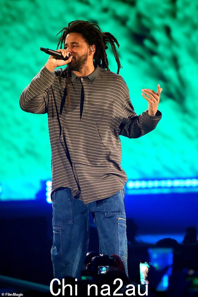 在一首名为《Like That》的歌曲中向 Drake 和 J.Cole 发起攻击,Kendrick 饶舌道:“偷偷鄙视”,第一人称射击游戏,我希望他们能有三个开关”(J.Cole 摄于 2023 年 9 月)” class=