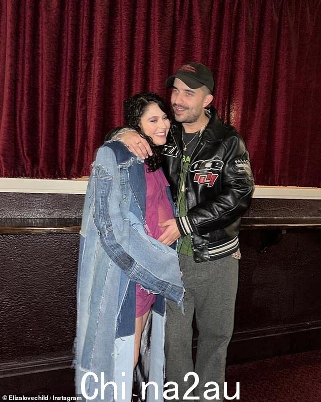 伊丽莎后来分享了一张她和她的搭档、电影导演查理·罗宾斯 (Charlie Robins) 的照片,查理·罗宾斯曾为她的一些音乐视频制作过,并配上标题:“妈妈和爸爸”