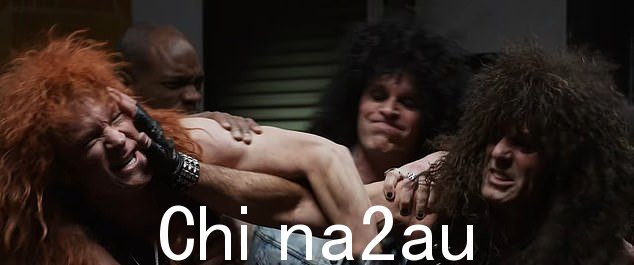 Prime Video 喜剧讲述了杰克饰演的贾斯汀从披萨外卖司机转变为主唱的故事