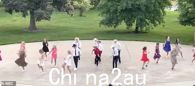 2024 届学生发起了一场社交媒体活动来引起培根的注意。活动包括在 11 月上演《Footloose 音乐剧》