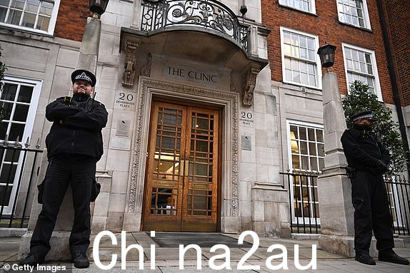 英国伦敦 - 1月17日:2024年1月17日,英国伦敦,警察在伦敦诊所门口站岗。威尔士王妃凯瑟琳昨天被送往伦敦诊所接受腹部手术。手术很成功,她将会康复。未来 10-14 天将在医院接受治疗,预计要到复活节后才能恢复正式活动。 (Leon Neal/Getty Images 拍摄)