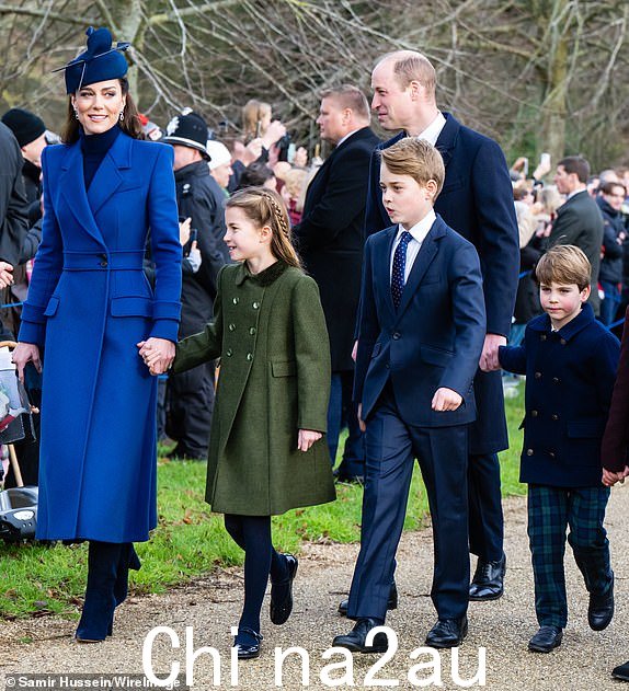 SANDRINGHAM，诺福克 - 12 月 25 日：凯瑟琳，公主威尔士王储、威尔士公主夏洛特、威尔士乔治王子、威廉王子、威尔士亲王、威尔士王子路易斯出席 2023 年 12 月 25 日在诺福克郡桑德灵厄姆举行的桑德灵厄姆教堂举行的圣诞节早晨礼拜仪式。（摄影：Samir Hussein/WireImage） 