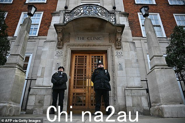 1 月 28 日,警察在伦敦诊所外站岗,凯特在那里接受了手术,并被诊断出患有癌症