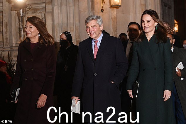 (L-R) 卡罗尔·米德尔顿、迈克尔·米德尔顿和皮帕·马修斯参加完 2021 年 12 月 8 日在威斯敏斯特教堂举行的“圣诞节在一起”社区颂歌服务后离开