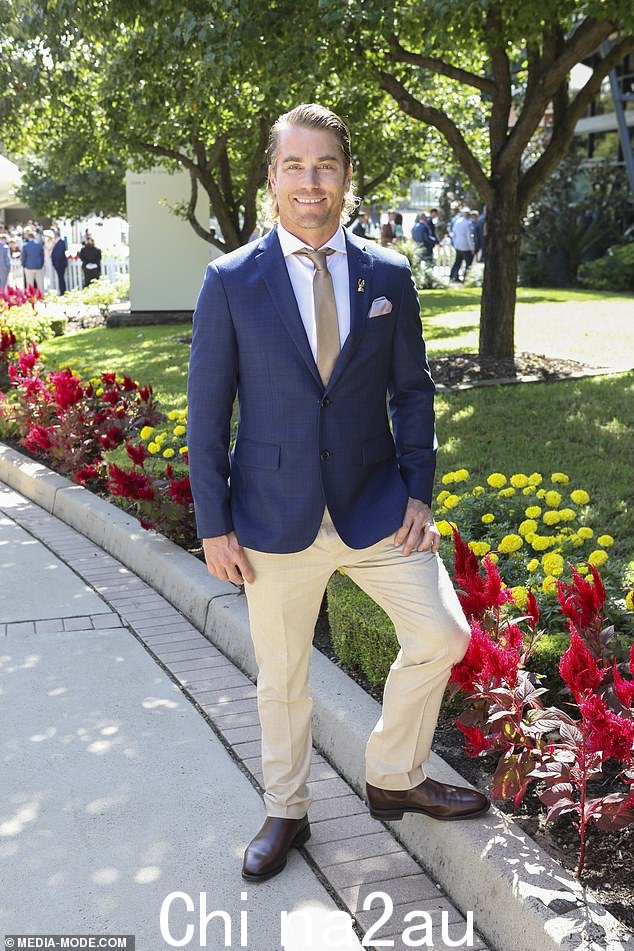 Masterchef Australia 明星 Hayden Quinn 穿着海军蓝西装外套和米色裤子出席活动,看起来也很帅气