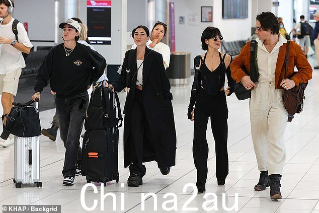 她向洛杉矶的爱人宣读了一篇演讲,爱人流下了几滴眼泪,然后单膝跪下