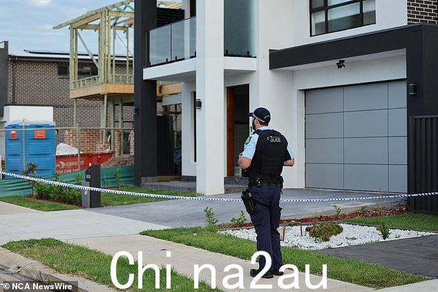 警方设立了犯罪现场(如图)并正在调查涉嫌谋杀案