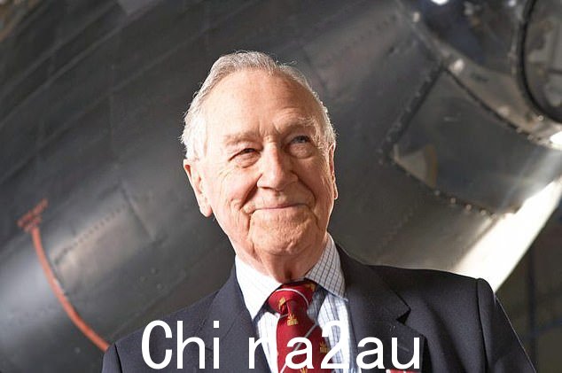 贝尔中校,如图,在英国皇家空军服役直至 1970 年代退休