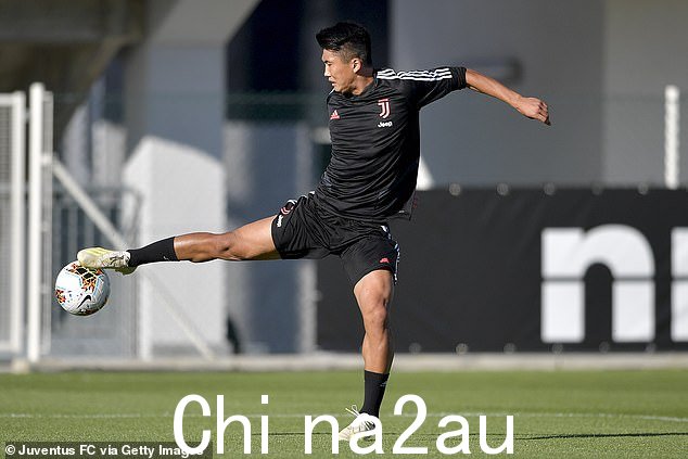 他为尤文图斯 23 岁以下球队效力,但意大利俱乐部很快将他转移到 Al-Duhail