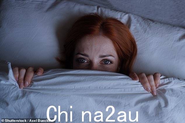 许多所谓的外星人绑架受害者报告称,醒来时感觉房间里有一种奇怪的存在,感觉全身瘫痪 - 事实上,这种迹象是睡眠瘫痪的常见症状