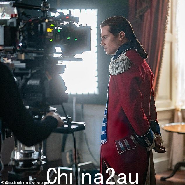这张照片证实了粉丝最喜欢的大卫·贝里 (David Berry) 饰演约翰·格雷勋爵 (Lord John Gray) 将在第七季后半段回归