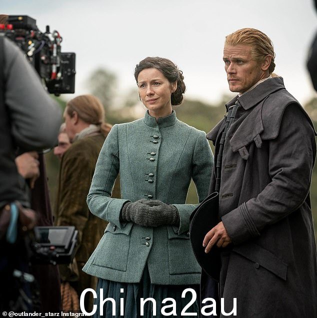 Starz 和索尼宣布《Outlander》将于 11 月回归第七季第 2 部分,引发了一波失望的粉丝,以发泄他们对最新长篇《Droughtlander》的不满;这一重大消息伴随着新剧集的一系列快照而来,其中包括主演 Caitríona Balfe 和 Sam Heughan