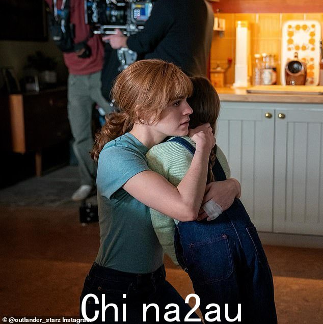 该公告还包含 20 世纪 80 年代 Sophie Skelton (Brianna Fraser MacKenzie) 和 Rosa Morris (Mandy Fraser MacKenzie) 的情感场景