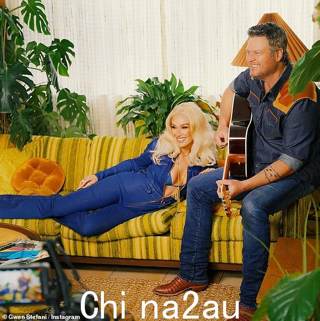 这位 54 岁的热门制作人与她的丈夫兼合作者布莱克·谢尔顿 (Blake Shelton) 一起,让她的粉丝深入了解宣传剪辑的制作过程