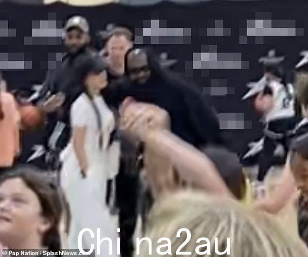 Kim 身穿白色 Balenciaga 造型,搭配黑色棒球帽