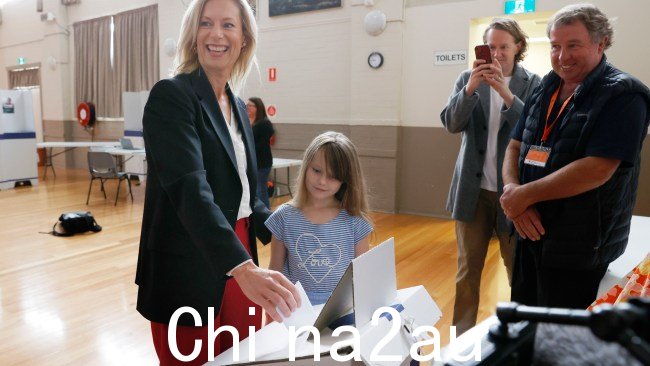 工党领袖丽贝卡·怀特 (Rebecca White) 与女儿米娅 (Mia) 在索雷尔大厅 (Sorell Hall) 投票。图片：NCA NewsWire/Nikki Davis-Jones
