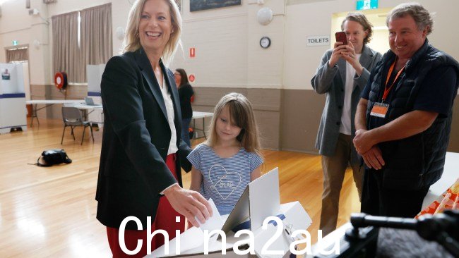 工党领袖丽贝卡·怀特 (Rebecca White) 与女儿米娅 (Mia) 在索雷尔大厅 (Sorell Hall) 投票。图片:NCA NewsWire/Nikki Davis-Jones