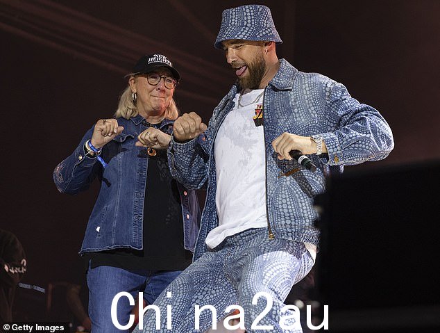 他的妈妈唐娜也忍不住参与了去年节日的庆祝活动
