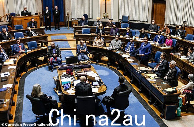 马尼托巴省省长 Wab Kinew(右)向 1955 年出生时交换的 Richard Beauvais(右)和 Edward Ambrose(左)道歉