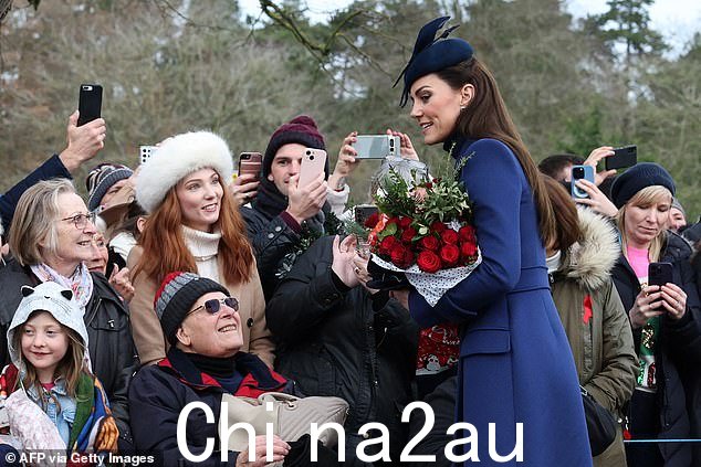 威尔士王妃在桑德林汉姆庄园的圣玛丽抹大拉教堂会见祝福者