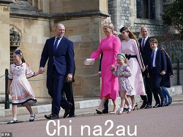 Mike Tindall 和 Mia Tindall 以及 Zara Tindall 和 Lena Tindall(前)去年参加了复活节晨祷