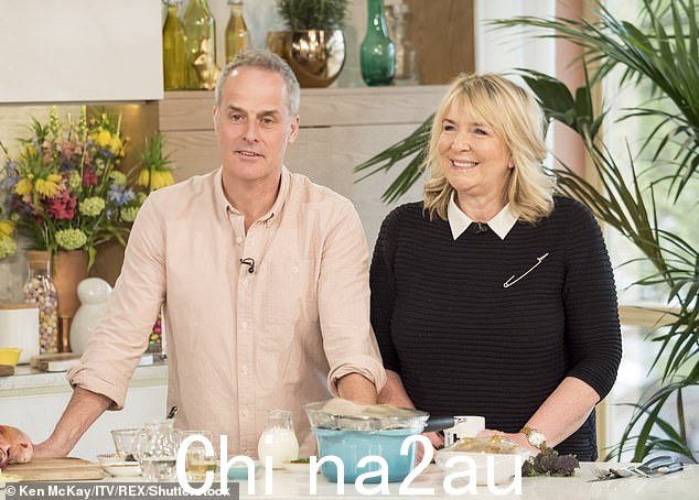 这位主持人自 2020 年与丈夫 Phil Vickery(如图左)分手以来一直单身,并表示无意再婚,但她也不排除再次寻找爱情的可能性